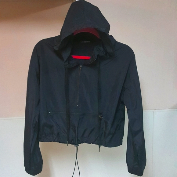 S FASHION NOVA LIGHTWEIGHT BLACK CROPPED WINDBREAKER TOP W MOCK KANGAROO POCKET - Picture 2 of 7